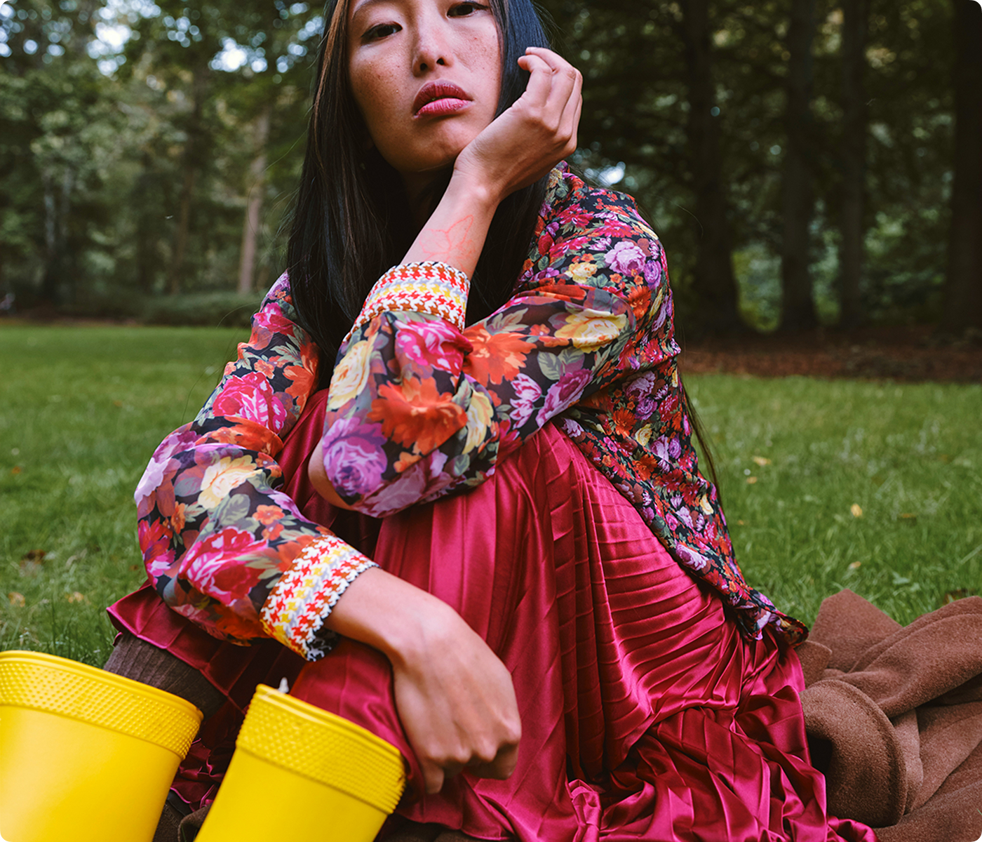 Coleção de moda boho - Modelo usando vestido floral com botas amarelas